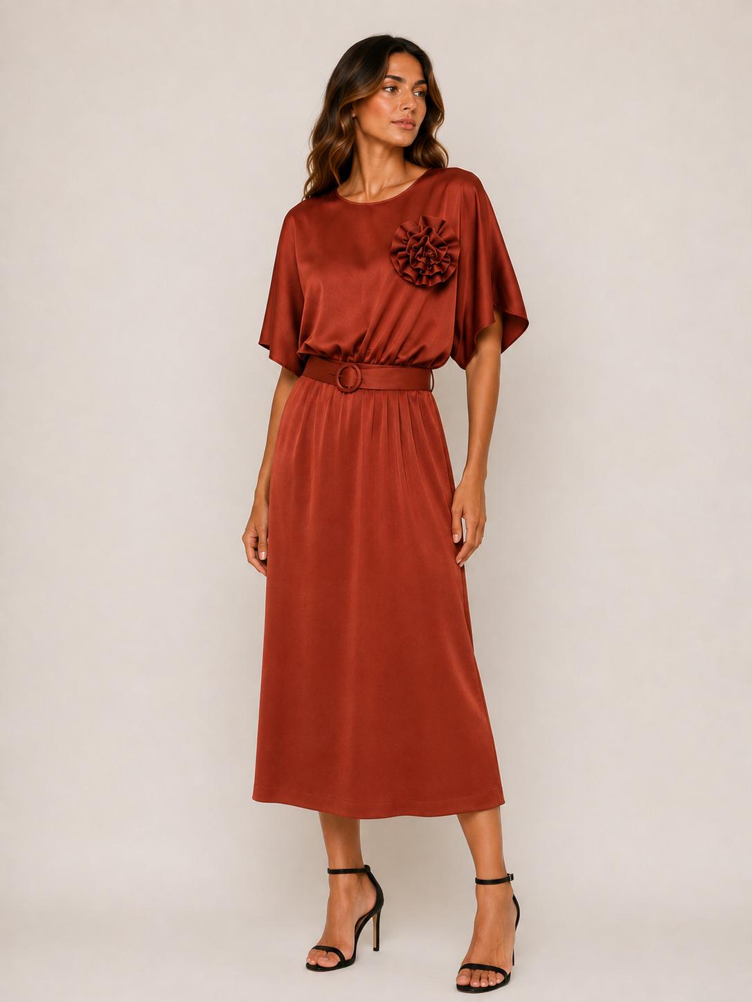Abito midi con spilla fiore