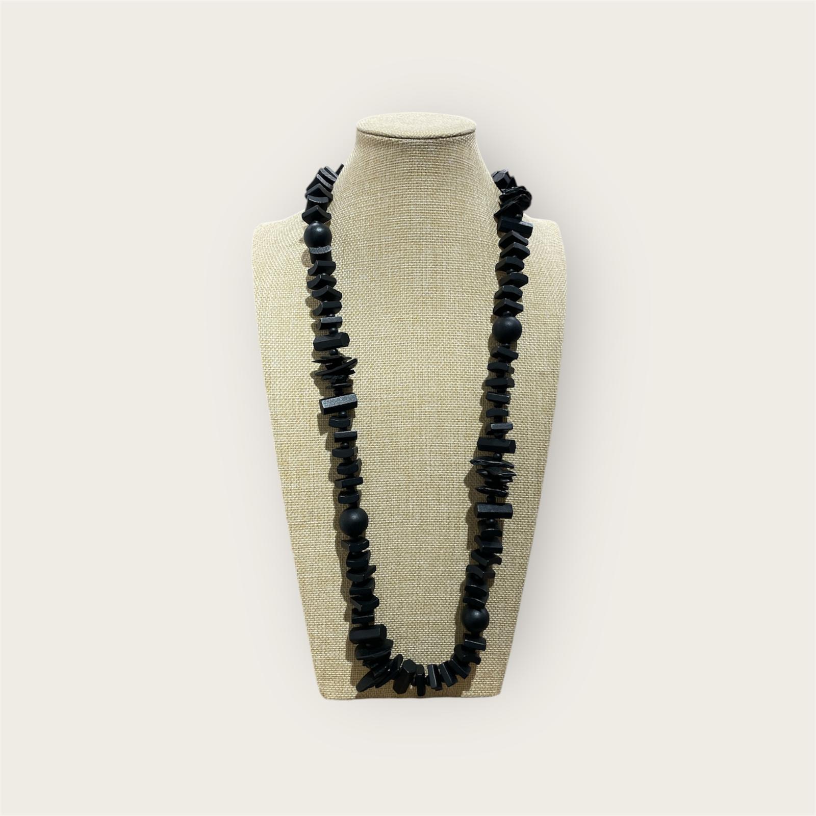 Collana sassi piatti